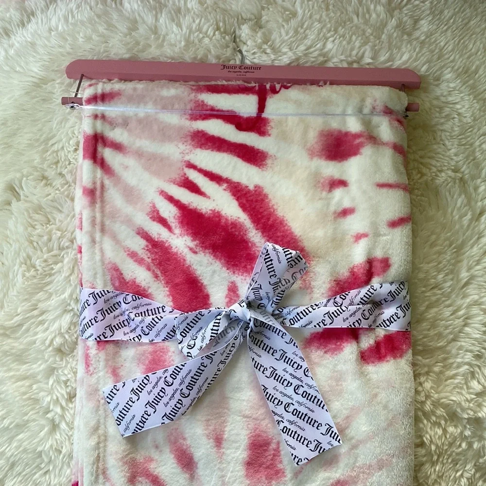 💓 Juicy Couture Plush Throw